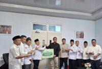 PTPN IV PalmCo memperluas kontribusinya di bidang pendidikan dengan menyerahkan bantuan berupa lemari.( Poto : JAMBIlink ).
