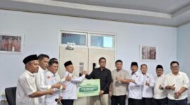 PTPN IV PalmCo memperluas kontribusinya di bidang pendidikan dengan menyerahkan bantuan berupa lemari.( Poto : JAMBIlink ).