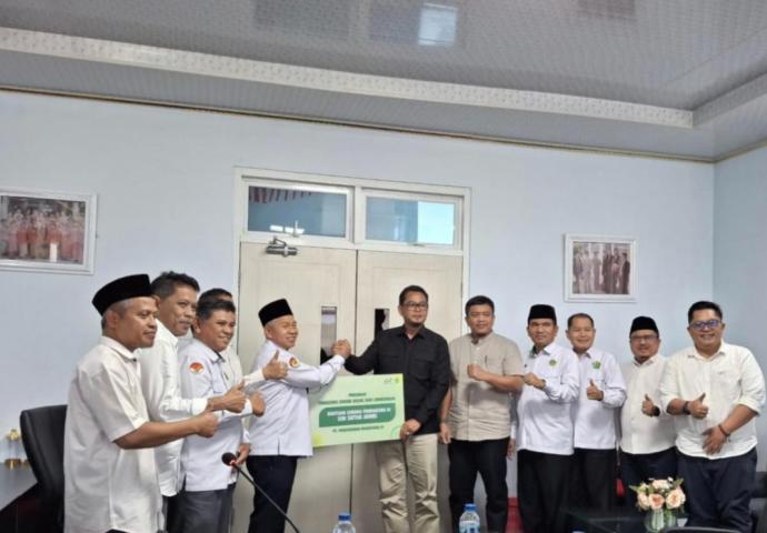PTPN IV PalmCo memperluas kontribusinya di bidang pendidikan dengan menyerahkan bantuan berupa lemari.( Poto : JAMBIlink ).