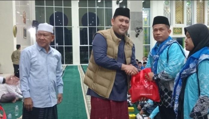 Pemerintah Kabupaten Merangin memberangkatkan 101 Calon Jamaah Haji Kloter 23 musim haji 1447 H melalui prosesi pelepasan di Masjid Baitul Makmur.( Poto : JAMBIPRIMA.COM ).