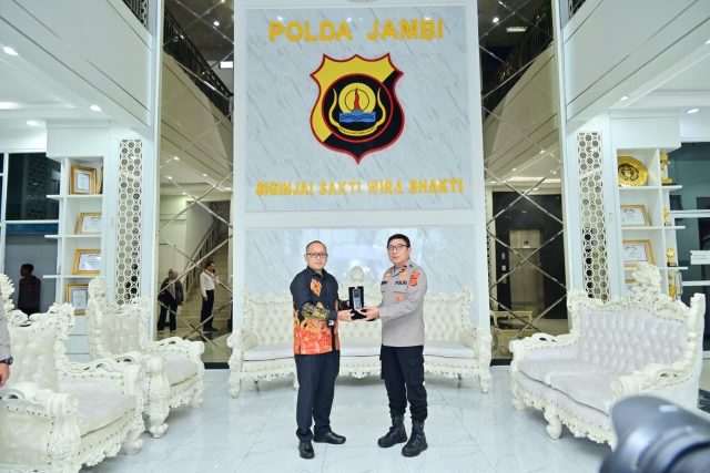 PLN UID S2JB bersama Polda Jambi memperkuat sinergi untuk mengamankan infrastruktur listrik dan menjaga keandalan pasokan listrik di Provinsi Jambi. ( Poto : Akses Jambi ).