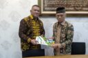 Tuding Dikti Melarikan Diri, YPBJ Serahkan SK Fadil Iskandar Jadi Pj Rektor di Kampus Unbari( Poto : JAMBIEKSPRES.CO.ID ).