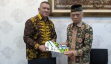 Tuding Dikti Melarikan Diri, YPBJ Serahkan SK Fadil Iskandar Jadi Pj Rektor di Kampus Unbari( Poto : JAMBIEKSPRES.CO.ID ).