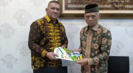 Tuding Dikti Melarikan Diri, YPBJ Serahkan SK Fadil Iskandar Jadi Pj Rektor di Kampus Unbari( Poto : JAMBIEKSPRES.CO.ID ).