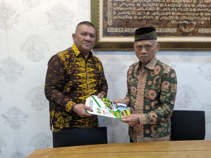 Tuding Dikti Melarikan Diri, YPBJ Serahkan SK Fadil Iskandar Jadi Pj Rektor di Kampus Unbari( Poto : JAMBIEKSPRES.CO.ID ).