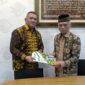 Tuding Dikti Melarikan Diri, YPBJ Serahkan SK Fadil Iskandar Jadi Pj Rektor di Kampus Unbari( Poto : JAMBIEKSPRES.CO.ID ).