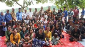 Bantuan Suku Anak Dalam disalurkan Pemerintah Kabupaten Merangin di Dam Betuk melalui program PKH, listrik gratis, dan keramba jaring apung.( Poto : JAMBIPRIMA.COM ).