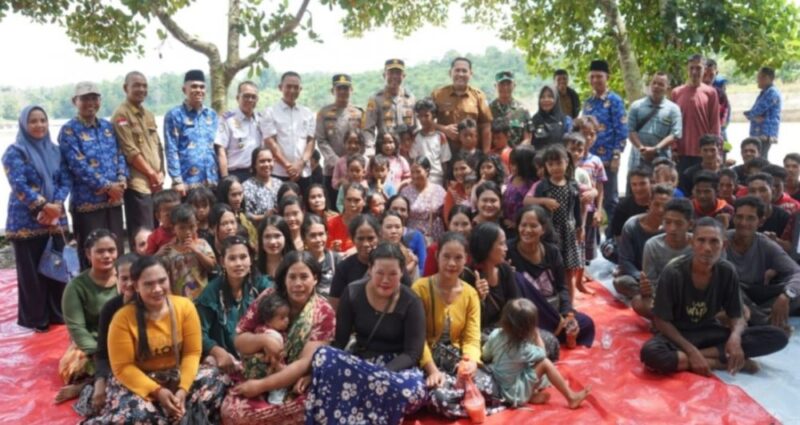 Bantuan Suku Anak Dalam disalurkan Pemerintah Kabupaten Merangin di Dam Betuk melalui program PKH, listrik gratis, dan keramba jaring apung.( Poto : JAMBIPRIMA.COM ).