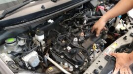Filter bahan bakar kotor dapat mengganggu kinerja mesin mobil, menyebabkan tarikan tersendat hingga mesin mati mendadak jika tidak segera diganti.( Poto : detikoto ).