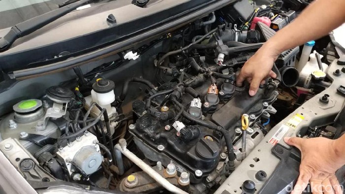 Filter bahan bakar kotor dapat mengganggu kinerja mesin mobil, menyebabkan tarikan tersendat hingga mesin mati mendadak jika tidak segera diganti.( Poto : detikoto ).