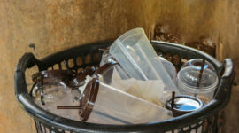 Tempat sampah berisi gelas plastik bekas minuman dan tisu yang bisa memicu bau tidak sedap di dapur!!( Poto : istimewa ).
