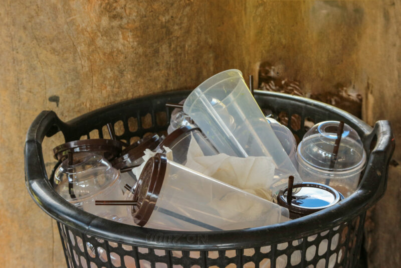 Tempat sampah berisi gelas plastik bekas minuman dan tisu yang bisa memicu bau tidak sedap di dapur!!( Poto : istimewa ).