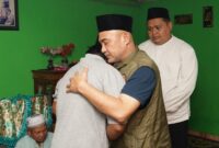 Bupati Bungo Dedy Putra dan Wakil Bupati Tri Wahyu Hidayat mengunjungi rumah duka korban longsor di Dusun Empelu.( Poto : JAMBIPRIMA.COM ).