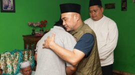 Bupati Bungo Dedy Putra dan Wakil Bupati Tri Wahyu Hidayat mengunjungi rumah duka korban longsor di Dusun Empelu.( Poto : JAMBIPRIMA.COM ).
