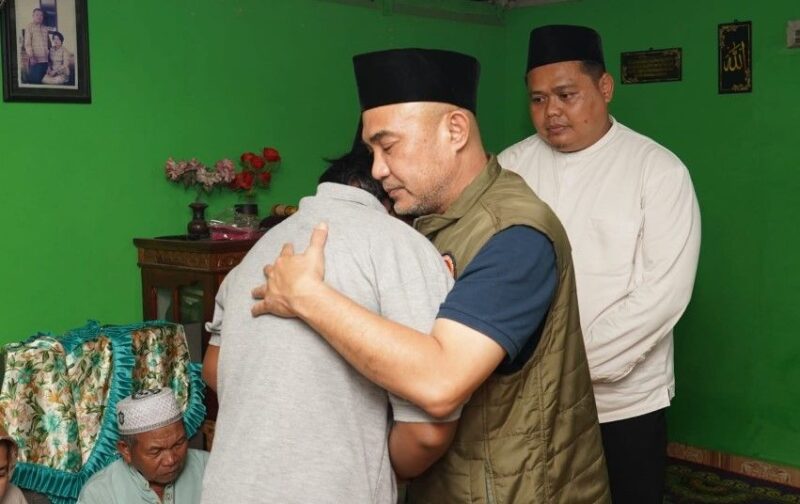 Bupati Bungo Dedy Putra dan Wakil Bupati Tri Wahyu Hidayat mengunjungi rumah duka korban longsor di Dusun Empelu.( Poto : JAMBIPRIMA.COM ).