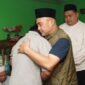 Bupati Bungo Dedy Putra dan Wakil Bupati Tri Wahyu Hidayat mengunjungi rumah duka korban longsor di Dusun Empelu.( Poto : JAMBIPRIMA.COM ).