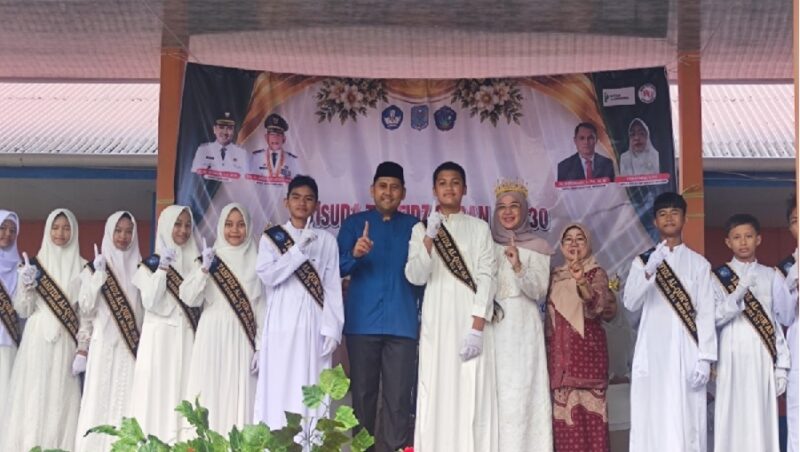 Bupati Merangin menghadiri Wisuda Tahfidz Juz 30 di SMPN 1 Merangin dan memberikan apresiasi kepada para siswa penghafal Al-Qur’an.( Poto : JAMBIEKSPRES.CO.ID ).