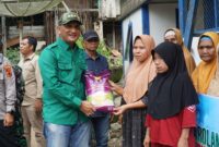 Bupati Sarolangun menyalurkan bantuan sembako kepada warga terdampak banjir di Kecamatan Batang Asai.( Poto : KABAR Sarolangun ).