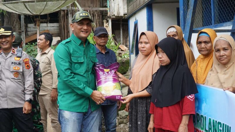 Bupati Sarolangun menyalurkan bantuan sembako kepada warga terdampak banjir di Kecamatan Batang Asai.( Poto : KABAR Sarolangun ).