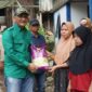 Bupati Sarolangun menyalurkan bantuan sembako kepada warga terdampak banjir di Kecamatan Batang Asai.( Poto : KABAR Sarolangun ).