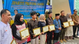 May Day 2026 Jambi diisi dialog tripartit, donor darah, dan aksi sosial untuk memperkuat hubungan industrial yang harmonis antara buruh. ( Poto : ANTARA )