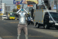 Dinas Sosial Kota Jambi memulangkan manusia silver bersama anak jalanan ke Palembang sebagai bagian dari penertiban dan rehabilitasi sosial.( Poto : istimewa ).