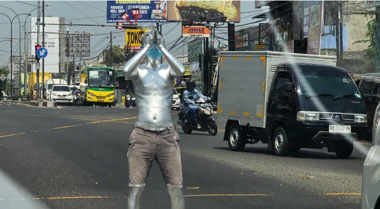 Dinas Sosial Kota Jambi memulangkan manusia silver bersama anak jalanan ke Palembang sebagai bagian dari penertiban dan rehabilitasi sosial.( Poto : istimewa ).