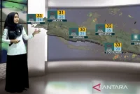 BMKG mengingatkan potensi hujan lebat di sejumlah wilayah Indonesia hari ini.( Poto : ANTARA ).