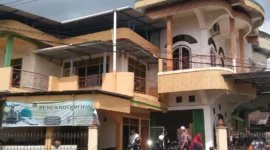 Ratusan jemaah di Jambi diduga menjadi korban penipuan travel umrah NRH dengan total kerugian mencapai Rp10 miliar. Kasus ini kini diselidiki Polda Jambi.( Poto : istimewa ).