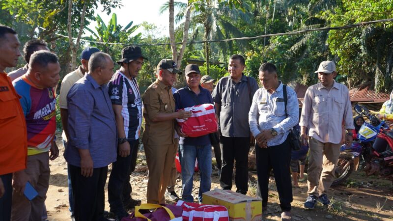 Banjir bandang Pulau Bayur Merangin merusak 80 rumah dan memutus jembatan utama. Pemkab menetapkan status darurat.( Poto : PUTRA BHAYANGKARA).