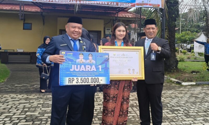 Siswi SMK Jambi Ini Sabet Juara 1 Nasional LKS Kecantikan, Langsung Dapat Penghargaan dari Gubernur.( Poto : Pariwara Jambi.com ).