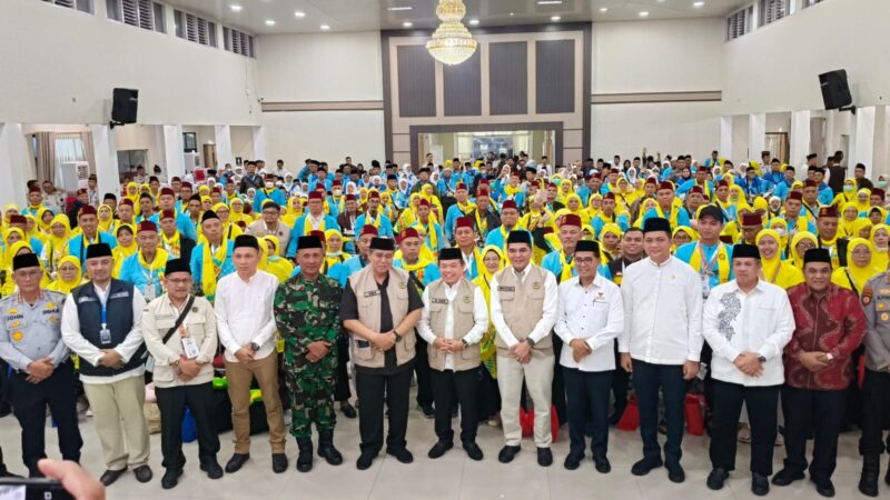Gubernur Jambi Al Haris melepas 443 jemaah haji kloter 13 tahun 2026 di Asrama Haji Jambi. Total 3.035 jemaah asal Jambi diberangkatkan dalam delapan kloter.( Poto : Pariwara Jambi.com ).