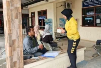 Sie STNK Subdit Regident Ditlantas Polda Jambi menggelar program Jumat Berkah di Samsat Kota Jambi dengan membagikan makanan gratis.( Poto : SEKATOJAMBI.COM ).
