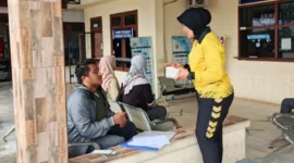 Sie STNK Subdit Regident Ditlantas Polda Jambi menggelar program Jumat Berkah di Samsat Kota Jambi dengan membagikan makanan gratis.( Poto : SEKATOJAMBI.COM ).