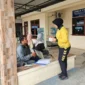 Sie STNK Subdit Regident Ditlantas Polda Jambi menggelar program Jumat Berkah di Samsat Kota Jambi dengan membagikan makanan gratis.( Poto : SEKATOJAMBI.COM ).