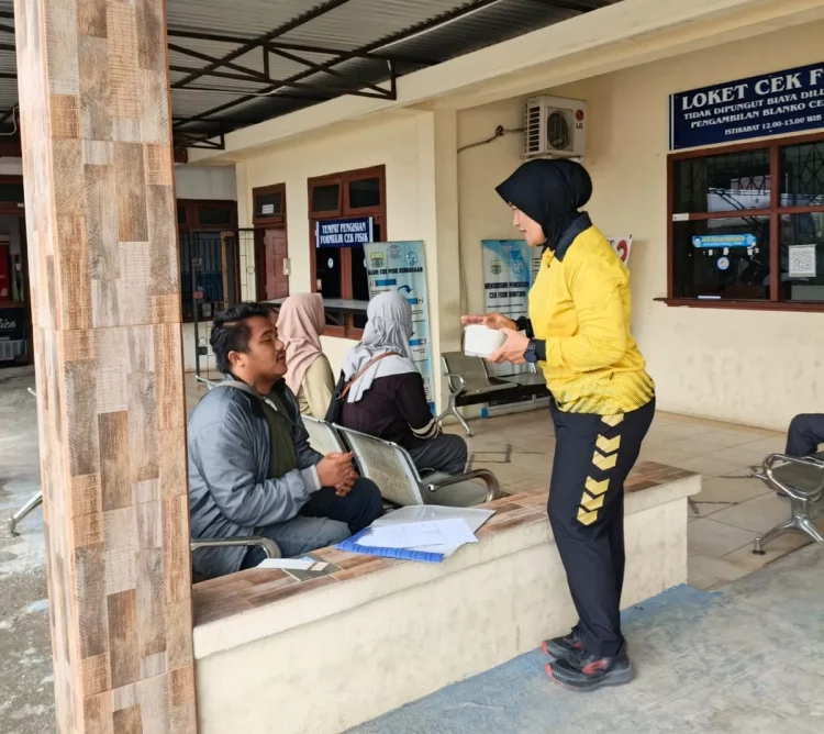 Sie STNK Subdit Regident Ditlantas Polda Jambi menggelar program Jumat Berkah di Samsat Kota Jambi dengan membagikan makanan gratis.( Poto : SEKATOJAMBI.COM ).