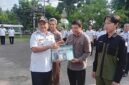 Wali Kota Maulana melepas langsung petugas pemeriksa kesehatan hewan kurban, Rabu (20/05/2026).( Poto : Aurduri ).