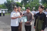 Wali Kota Maulana melepas langsung petugas pemeriksa kesehatan hewan kurban, Rabu (20/05/2026).( Poto : Aurduri ).
