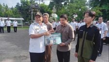 Wali Kota Maulana melepas langsung petugas pemeriksa kesehatan hewan kurban, Rabu (20/05/2026).( Poto : Aurduri ).