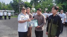 Wali Kota Maulana melepas langsung petugas pemeriksa kesehatan hewan kurban, Rabu (20/05/2026).( Poto : Aurduri ).