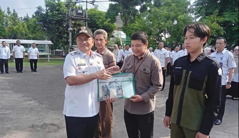 Wali Kota Maulana melepas langsung petugas pemeriksa kesehatan hewan kurban, Rabu (20/05/2026).( Poto : Aurduri ).