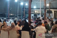 Situasi sebuah warkop di Aceh saat listrik padam total.( Poto : ANTARA )
