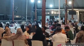 Situasi sebuah warkop di Aceh saat listrik padam total.( Poto : ANTARA )