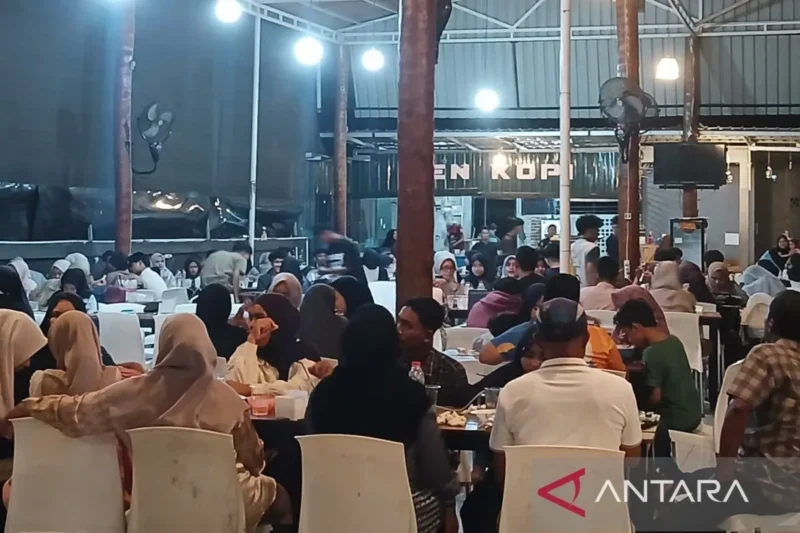 Situasi sebuah warkop di Aceh saat listrik padam total.( Poto : ANTARA )