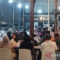Situasi sebuah warkop di Aceh saat listrik padam total.( Poto : ANTARA )