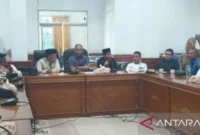 Ketua Badan Kehormatan DPRD Batang Hari, Irwanto Efendi, menerima perwakilan buruh ( Poto : ANTARA ).