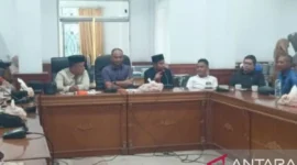Ketua Badan Kehormatan DPRD Batang Hari, Irwanto Efendi, menerima perwakilan buruh ( Poto : ANTARA ).