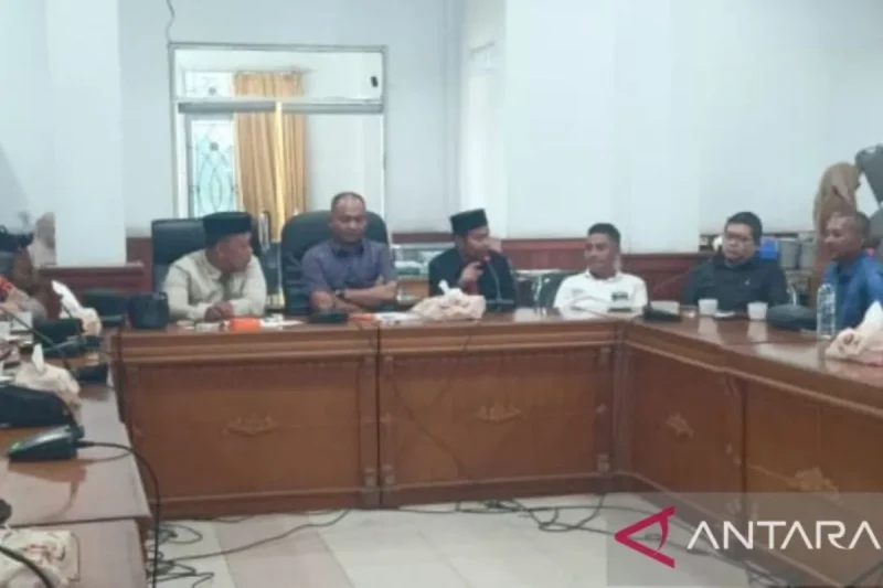 Ketua Badan Kehormatan DPRD Batang Hari, Irwanto Efendi, menerima perwakilan buruh ( Poto : ANTARA ).