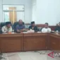 Ketua Badan Kehormatan DPRD Batang Hari, Irwanto Efendi, menerima perwakilan buruh ( Poto : ANTARA ).