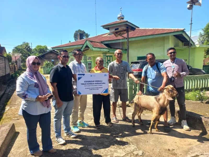 FIFGROUP menyalurkan hewan kurban Idul Adha 1447 H di Muara Bungo ( Poto : jambione.com ).